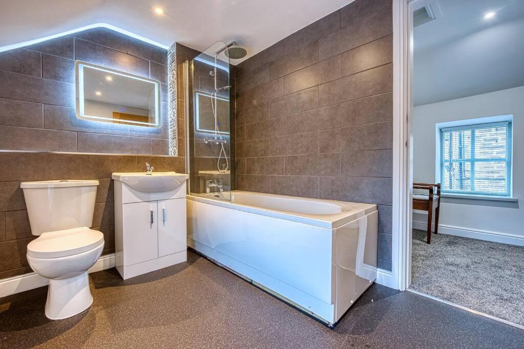 Delightful Two-Bedroom Cottage In The Heart Of Бейкуел Екстериор снимка