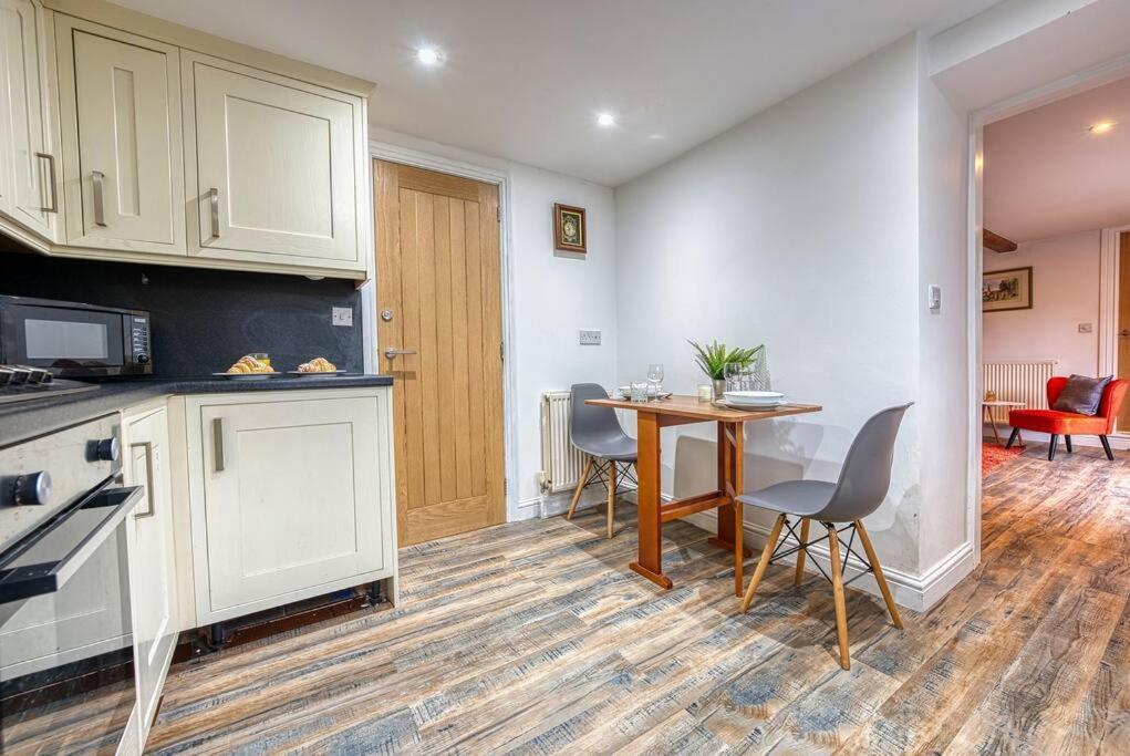 Delightful Two-Bedroom Cottage In The Heart Of Бейкуел Екстериор снимка