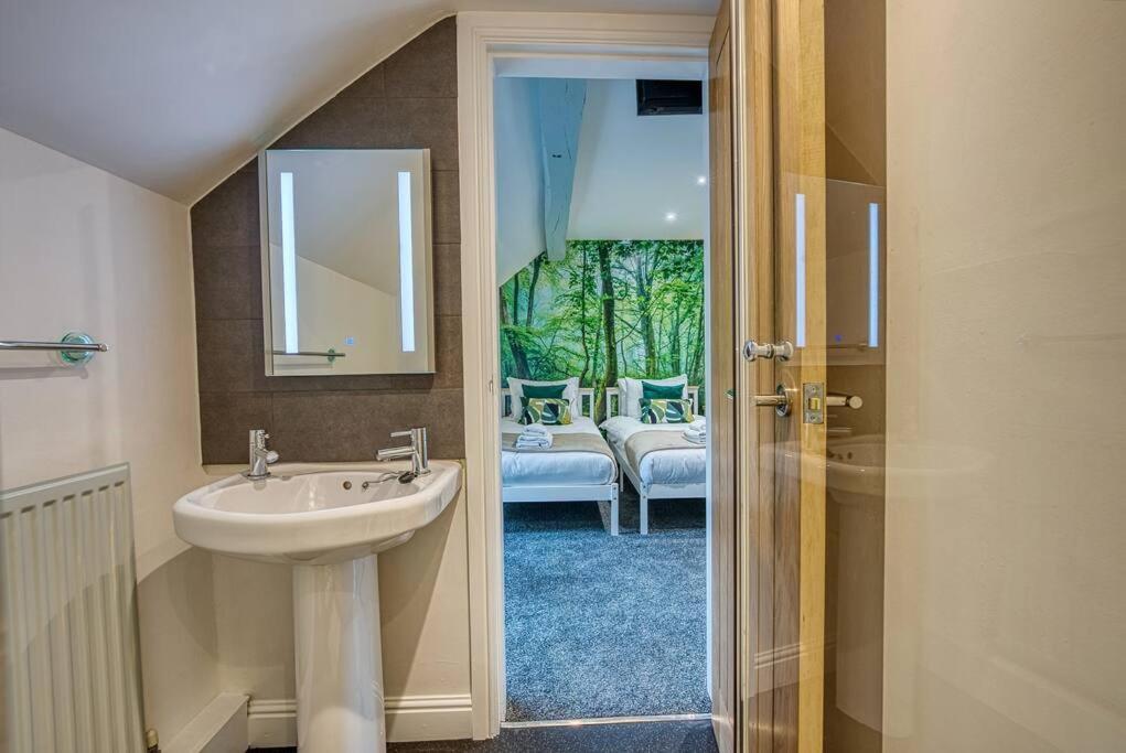 Delightful Two-Bedroom Cottage In The Heart Of Бейкуел Екстериор снимка