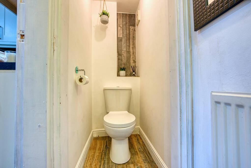 Delightful Two-Bedroom Cottage In The Heart Of Бейкуел Екстериор снимка