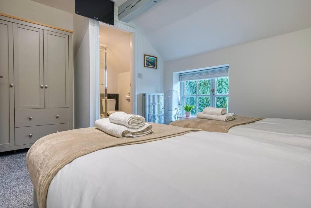 Delightful Two-Bedroom Cottage In The Heart Of Бейкуел Екстериор снимка