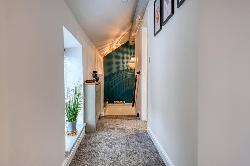 Delightful Two-Bedroom Cottage In The Heart Of Бейкуел Екстериор снимка