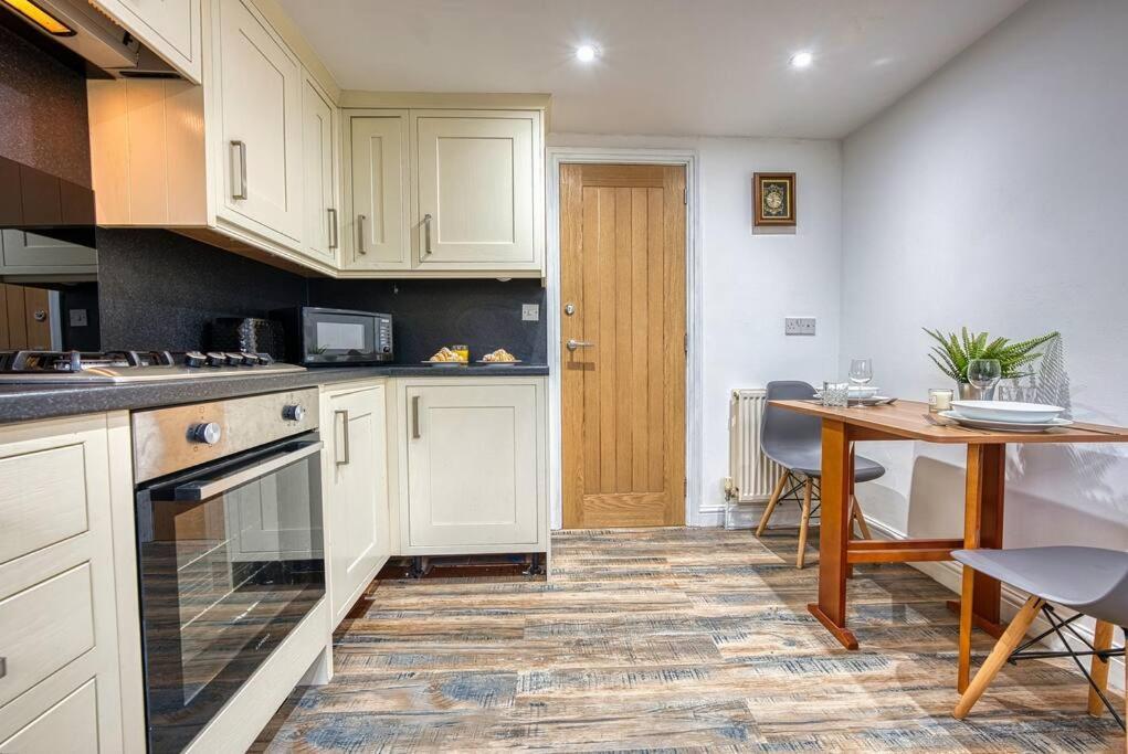 Delightful Two-Bedroom Cottage In The Heart Of Бейкуел Екстериор снимка